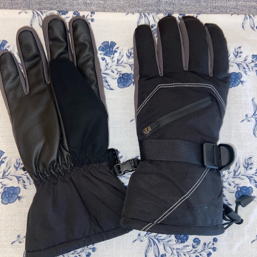 NWOT-Black Winter Gloves